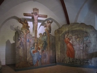 Zwei Figurentafeln aus dem B&uuml;hnenbild Kalvaria des Passionstheaters Neuzelle